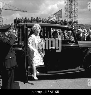 The Queen Mother arriving at Walker Naval Yard Stock Photo