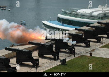 Firing the noon day gun, Saluting Battery, Valletta, P&O Auroa, Malta Stock Photo