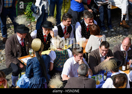 Weißenkirchen in der Wachau: courtyard of Teisenhoferhof today museum Wachaumuseum at Thanksgiving lunch, women with gold cap, m Stock Photo