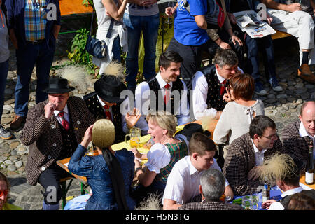 Weißenkirchen in der Wachau: courtyard of Teisenhoferhof today museum Wachaumuseum at Thanksgiving lunch, women with gold cap, m Stock Photo