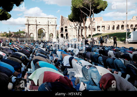 Rome, Italy. 21st Oct, 2016.  Muslims pray in front of the Colosseum and the Arch of Constantine, to protest against the closure of their places of worship Photo Credit:  Danilo Balducci/Sintesi/Alamy Live News Stock Photo