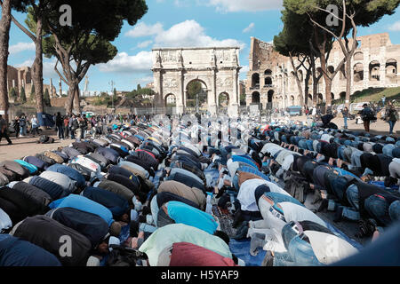 Rome, Italy. 21st Oct, 2016.  Muslims pray in front of the Colosseum and the Arch of Constantine, to protest against the closure of their places of worship Photo Credit:  Danilo Balducci/Sintesi/Alamy Live News Stock Photo