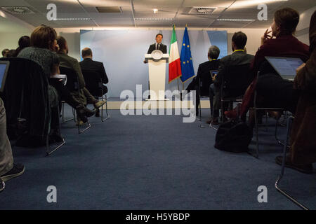 Brussels, Belgium. 20th October, 2016. Italian Prime Minister Matteo Renzi delivers a press brief during the European Council in Brussels (Belgium). Credit:  Paul-Marie Guyon/Alamy Live News Stock Photo