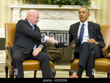 Washington, District of Columbia, USA. 21st Oct, 2016. NASA astronaut Scott Kelly, left, shakes hands with United States President Barack Obama, right, following a meeting with Scott and his brother Mark in the Oval Office of the White House in Washington, DC on Friday, October 21, 2016.Credit: Ron Sachs/Pool via CNP Credit:  Ron Sachs/CNP/ZUMA Wire/Alamy Live News Stock Photo