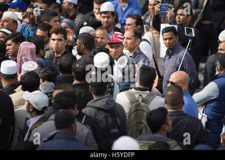 Rome, Italy. 21st Oct, 2016.  Muslims attend Friday prayers during a demonstration near Rome's ancient Colosseum in Rome, Italy. The Muslim community take to streets to pray and to protest against the alleged shutting down by police of unofficial places of worship in the city. Credit:  Andrea Ronchini/Alamy Live News Stock Photo