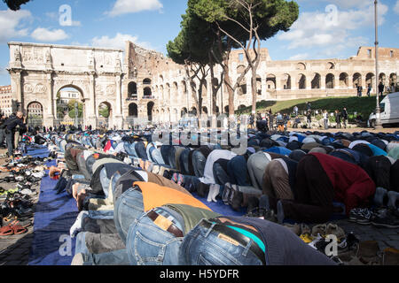 Rome, Italy. 21st Oct, 2016.  Muslims attend Friday prayers during a demonstration near Rome's ancient Colosseum in Rome, Italy. The Muslim community take to streets to pray and to protest against the alleged shutting down by police of unofficial places of worship in the city. Credit:  Andrea Ronchini/Alamy Live News Stock Photo