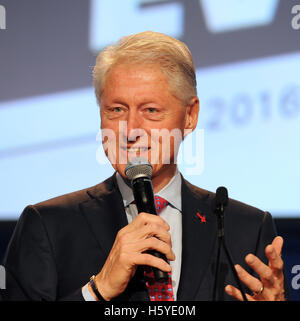 Orlando, Florida, USA. 21st Oct, 2016. October 21, 2016 - Orlando, Florida, United States - Former U.S. President Bill Clinton campaigns for his wife, democratic presidential nominee, Hillary Clinton, at the 2016 Florida Education Association Delegate Assembly at the Rosen Center Hotel in Orlando, Florida on October 21, 2016. Credit:  Paul Hennessy/Alamy Live News Stock Photo