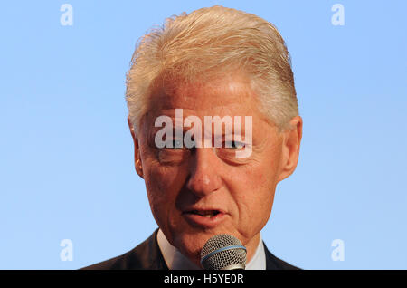 Orlando, Florida, USA. 21st Oct, 2016. October 21, 2016 - Orlando, Florida, United States - Former U.S. President Bill Clinton campaigns for his wife, democratic presidential nominee, Hillary Clinton, at the 2016 Florida Education Association Delegate Assembly at the Rosen Center Hotel in Orlando, Florida on October 21, 2016. Credit:  Paul Hennessy/Alamy Live News Stock Photo