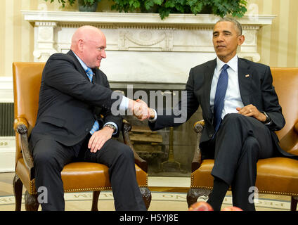NASA astronaut Scott Kelly, left, shakes hands with United States President Barack Obama, right, following a meeting with Scott and his brother Mark in the Oval Office of the White House in Washington, DC on Friday, October 21, 2016. Credit: Ron Sachs/Pool via CNP - NO WIRE SERVICE - Stock Photo