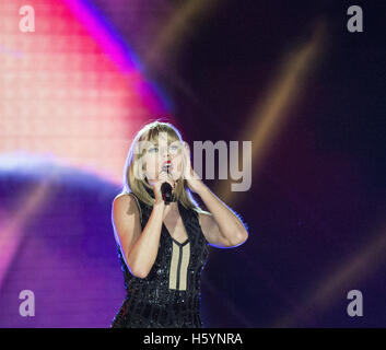 Austin, Texas, USA. 22nd Oct, 2016. TAYLOR SWIFT performing in front of 80,000 in attendance on the Super Stage during F1 US Grand Prix at Circuit of The Americas. Credit:  Hoss Mcbain/ZUMA Wire/Alamy Live News Stock Photo