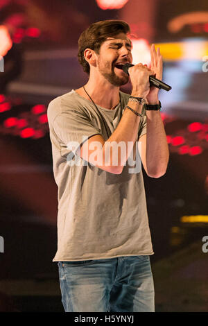 Dortmund, Germany. 21st Oct, 2016. Schlager singer Alvaro Soler performing during the shooting of the TV show 'Schlagerboom - Das internationale Schlagerfest' at Westfalenhalle in Dortmund, Germany, 21 October 2016. The music TV show will be broadcasted on ARD on 22 October 2016. PHOTO: WOLFRAM KASTL/dpa/Alamy Live News Stock Photo