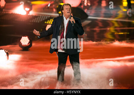 Dortmund, Germany. 21st Oct, 2016. Singer Howard Carpendale performing during the shooting of the TV show 'Schlagerboom - Das internationale Schlagerfest' at Westfalenhalle in Dortmund, Germany, 21 October 2016. The music TV show will be broadcasted on ARD on 22 October 2016. PHOTO: WOLFRAM KASTL/dpa/Alamy Live News Stock Photo