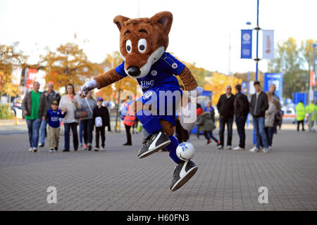 Leicester City mascot Filbert Fox performs tricks with a football before the Premier League match at the King Power Stadium, Leicester. Stock Photo