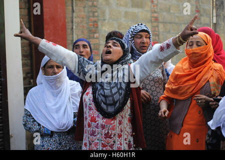 Srinagar, India. 22nd Oct, 2016. Kashmiri muslim women shout anti India slogans during a protest in Srinagar the summer capital of Indian controlled kashmir. Protest erupt in Maisuma area of Srinagar after residents took to the streets demanding the release of ailing pro Independence leader and chairman of Jammu and Kashmir Liberation Front (JKLF) Muhammad Yasin Malik who is langushing in the Indian jail since the unrest broke out in Kashmir after the killing of top militant commander, Burhan Wani. Credit:  Umer Asif/Pacific Press/Alamy Live News Stock Photo