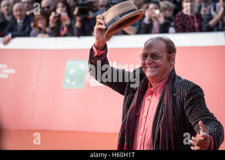 Rome, Italy. 22nd Oct, 2016. Enzo Arbore during the red carpet of 11th Rome film festival at the auditorium Parco Della Musica. Credit:  Andrea Ronchini/Pacific Press/Alamy Live News Stock Photo