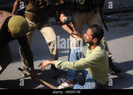 Srinagar, India. 22nd Oct, 2016. Indian policemen thrash a local in Maisuma area of Srinagar, Indian controlled Kashmir .Protests erupt after residents of Maiusma took to the streets who were demanding the release of ailing Jammu and Kashmir Liberation Front chairman Muhammad Yasin Malik. Credit:  Umer Asif/Pacific Press/Alamy Live News Stock Photo