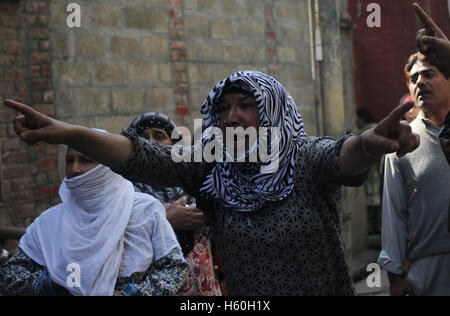 Srinagar, India. 22nd Oct, 2016. Kashmiri muslim women shout anti India slogans during a protest in Srinagar the summer capital of Indian controlled kashmir. Protest erupt in Maisuma area of Srinagar after residents took to the streets demanding the release of ailing pro Independence leader and chairman of Jammu and Kashmir Liberation Front (JKLF) Muhammad Yasin Malik who is langushing in the Indian jail since the unrest broke out in Kashmir after the killing of top militant commander, Burhan Wani. Credit:  Umer Asif/Pacific Press/Alamy Live News Stock Photo