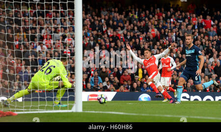 Arsenal's Alexis Sanchez has his shot saved by Middlesbrough goalkeeper Victor Valdes during the Premier League match at the Emirates Stadium, London. Stock Photo