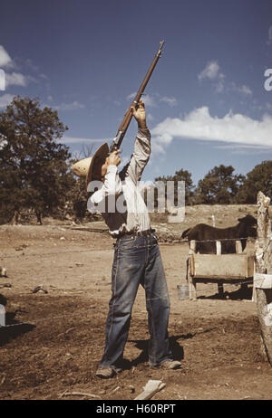 Homesteader Shooting at Hawks, Pie Town, New Mexico, USA, Lee Russell for Farm Security Administration, October 1940 Stock Photo