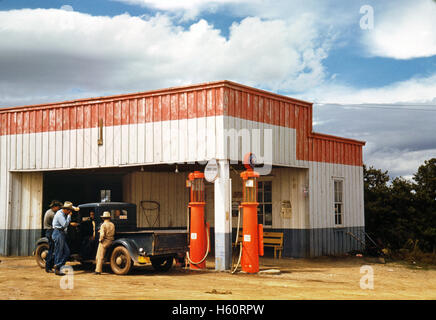 Filling Station and Garage, Pie Town, New Mexico, USA, Lee Russell for Farm Security Administration, October 1940 Stock Photo