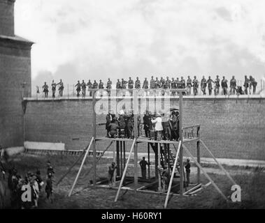 Adjusting Ropes on Scaffold of Conspirators of Assassination of U.S. President, Abraham Lincoln, Arsenal Prison, Washington, DC, USA, by Alexander Gardner, July 7, 1865 Stock Photo