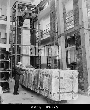 Worker at Bureau of Standards Testing Concrete Beams, Washington DC, USA, National Photo Company, August 1929 Stock Photo