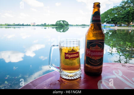 Myanmar BEER ミャンマービア　灰皿　バーグッズ a-glass-and-bottle-of-myanmar-