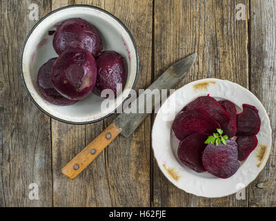 October 23, 2016 - boiled beets in enameled metal bowl on an old weathered wooden table © Igor Golovniov/ZUMA Wire/Alamy Live News Stock Photo