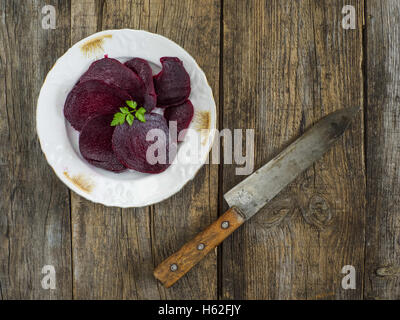 October 23, 2016 - sliced boiled beets on white plate on an old weathered wooden table © Igor Golovniov/ZUMA Wire/Alamy Live News Stock Photo