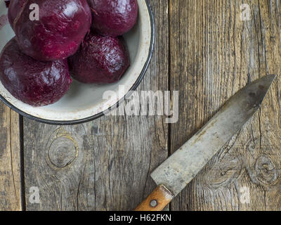October 23, 2016 - boiled beets in enameled metal bowl on an old weathered wooden table © Igor Golovniov/ZUMA Wire/Alamy Live News Stock Photo