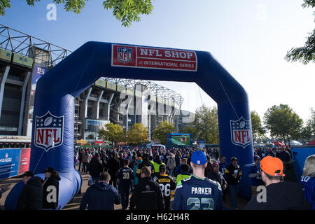 Twickenham, London, UK. 23rd Oct, 2016. NFL International Series. New York Giants versus LA Rams. Fans approaching Twickenham Stadium. Credit:  Action Plus Sports/Alamy Live News Stock Photo