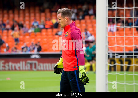 Valencia, Spain. 22nd October, 2016. Marc Andre Ter Stegen plays at the La Liga match between Valencia CF and FC Barcelona at Mestalla on October 22, 2016 in Valencia, Spain. Credit:  Christian Bertrand/Alamy Live News Stock Photo