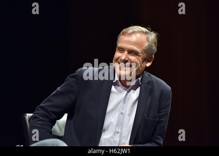 Cologne, Germany. 20th Oct, 2016. The author Axel Hacke reads at the Lit.Cologne Spezial literature festival in Cologne, Germany, 20 October 2016. Photo: Horst Galuschka/dpa/Alamy Live News Stock Photo