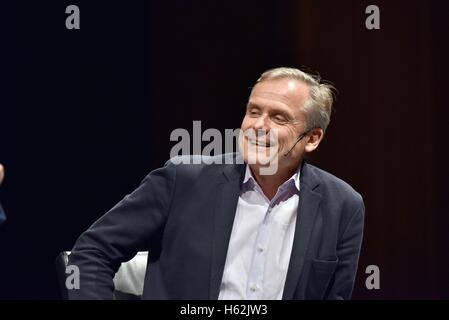 Cologne, Germany. 20th Oct, 2016. The author Axel Hacke reads at the Lit.Cologne Spezial literature festival in Cologne, Germany, 20 October 2016. Photo: Horst Galuschka/dpa/Alamy Live News Stock Photo