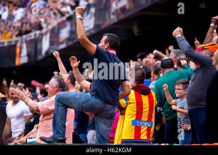 Valencia, Spain. 22nd October, 2016. The supporters at the La Liga match between Valencia CF and FC Barcelona at Mestalla on October 22, 2016 in Valencia, Spain. Credit:  Christian Bertrand/Alamy Live News Stock Photo