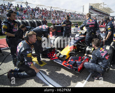 Austin, Texas, USA. 23rd Oct, 2016. RED BULL racing team putting the final touches before on the Grid. Credit:  Hoss Mcbain/ZUMA Wire/Alamy Live News Stock Photo
