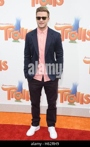 Los Angeles, CA, USA. 23rd Oct, 2016. Justin Timberlake at arrivals for TROLLS Premiere, The Regency Village Theatre, Los Angeles, CA October 23, 2016. Credit:  Dee Cercone/Everett Collection/Alamy Live News Stock Photo