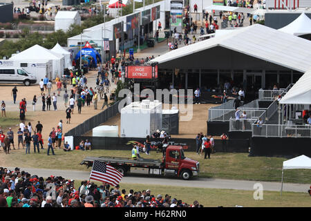 Austin, Texas, USA. 23rd Oct, 2016. Circuit of the America, Texas, USA. Formula 1 Grand Prix of America, Race Day. American Flag and fans Credit:  Action Plus Sports Images/Alamy Live News Stock Photo