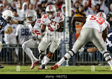 October 21, 2016 - University Park, Pennsylvania, USA - October 22nd, 2016: Ohio State Buckeyes running back Mike Weber (25) runs the ball during NCAA football game action between the Ohio State Buckeyes and the Penn State Nittany Lions at Beaver Stadium, University Park, PA. Photo by Adam Lacy/Zuma Wire (Credit Image: © Adam Lacy via ZUMA Wire) Stock Photo