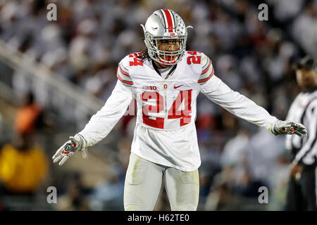 October 21, 2016 - University Park, Pennsylvania, USA - October 22nd, 2016: Ohio State Buckeyes safety Malik Hooker (24) gets set on defense during NCAA football game action between the Ohio State Buckeyes and the Penn State Nittany Lions at Beaver Stadium, University Park, PA. Photo by Adam Lacy/Zuma Wire (Credit Image: © Adam Lacy via ZUMA Wire) Stock Photo