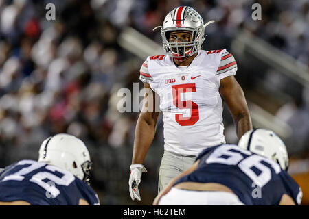 October 21, 2016 - University Park, Pennsylvania, USA - October 22nd, 2016: Ohio State Buckeyes linebacker Raekwon McMillan (5) reads the offense during NCAA football game action between the Ohio State Buckeyes and the Penn State Nittany Lions at Beaver Stadium, University Park, PA. Photo by Adam Lacy/Zuma Wire (Credit Image: © Adam Lacy via ZUMA Wire) Stock Photo