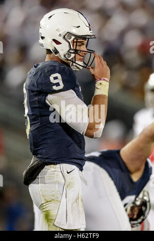 October 21, 2016 - University Park, Pennsylvania, USA - October 22nd, 2016: Penn State Nittany Lions quarterback Trace McSorley (9) during NCAA football game action between the Ohio State Buckeyes and the Penn State Nittany Lions at Beaver Stadium, University Park, PA. Photo by Adam Lacy/Zuma Wire (Credit Image: © Adam Lacy via ZUMA Wire) Stock Photo
