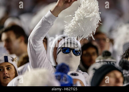 October 21, 2016 - University Park, Pennsylvania, USA - October 22nd, 2016: A Penn State fan during NCAA football game action between the Ohio State Buckeyes and the Penn State Nittany Lions at Beaver Stadium, University Park, PA. Photo by Adam Lacy/Zuma Wire (Credit Image: © Adam Lacy via ZUMA Wire) Stock Photo