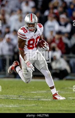 University Park, Pennsylvania, USA. 21st Oct, 2016. October 22nd, 2016: Ohio State Buckeyes wide receiver Noah Brown (80) runs the ball during NCAA football game action between the Ohio State Buckeyes and the Penn State Nittany Lions at Beaver Stadium, University Park, PA. Photo by Adam Lacy/Zuma Wire © Adam Lacy/ZUMA Wire/Alamy Live News Stock Photo