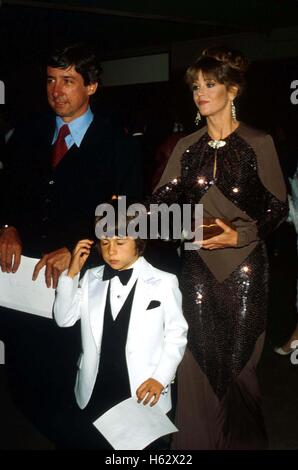 Hollywood, California, USA. 1st Jan, 2011. 1980 ACADEMY AWARDS.LOS ANGELES, CA.I1177PR. // ACADEMY AWARDS/OSCARS.JANE FONDA, TOM HAYDEN AND SON TROY © Phil Roach/Globe Photos/ZUMAPRESS.com/Alamy Live News Stock Photo