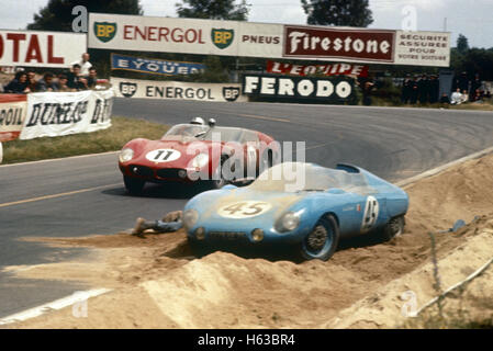 45 André Moynet, Jean-Claude Vidilles in a D B Panhard and 11 Mike Parkes Willy Mairesse in a Ferrari 250 Le Mans 11th June 1961 Stock Photo