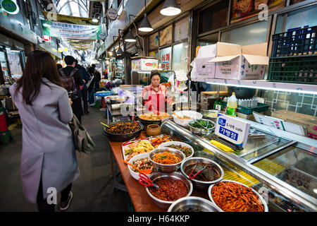 A food stall selling banchan (side dishes, mainly picked vegetables) in Tongin Market, Jongno-gu, Seoul, Korea Stock Photo
