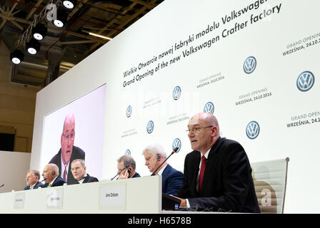 Wrzesnia, Poland. 24th Oct, 2016. Jens Ocksen (r), Chairman of Volkswagen Poznan and Member of the Executive Board of Volkswagen Commercial Vehicles, speaking during a press conference at the new Volkswagen Nutzfahrzeuge (Commercial Vehicles, VWN) factory in Wrzesnia, Poland, 24 October 2016. The factory was built in only two years. Volkswagen Commercial Vehicles invested roughly 800 million Euro in the 220 hectar area. Up to 3,000 employees are said to assemble the new Crafter at the factory. PHOTO: RAINER JENSEN/dpa/Alamy Live News Stock Photo