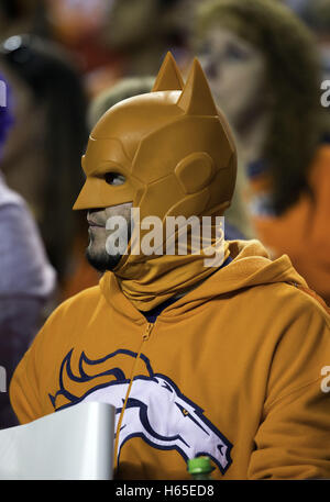 A Denver Broncos fan weers a big hat prior to the start of an NFL football  game between the Denver Broncos and the New York Jets Sunday, Oct. 17,  2010, in Denver. (AP Photo/ Barry Gutierrez Stock Photo - Alamy