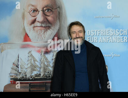 Berlin, Germany. 24th Oct, 2016. German actor Guido Broscheit at the film premier of 'Ostfriesisch fuer Anfaenger' ('East Frisian for Beginners') in the Astor Film Lounge in Berlin, Germany, 24 October 2016. Photo: Britta Pedersen/dpa/Alamy Live News Stock Photo